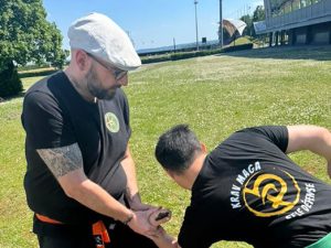 technique-defense-etranglement-krav-maga