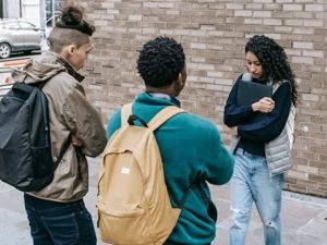 Situation d’agression en milieu urbain illustrant la défense personnelle et la vigilance dans la rue
