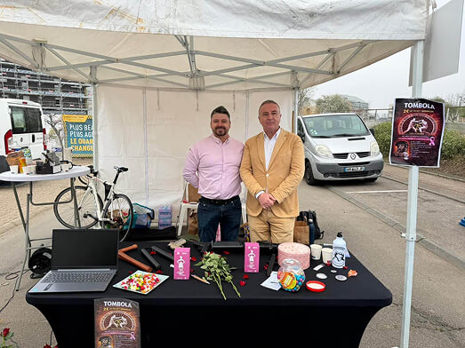 Marc Antoine Jamet maire de Val-de-Reuil et DAO Krav avec la tombola solidaire au stand 20 de la Rolivaloise 2026